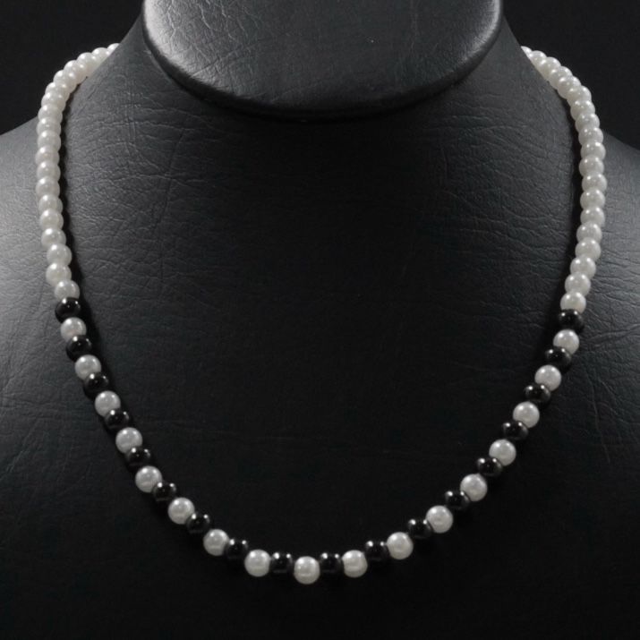 COLLAR PERLAS B/N INTERCALADO MEDIANO